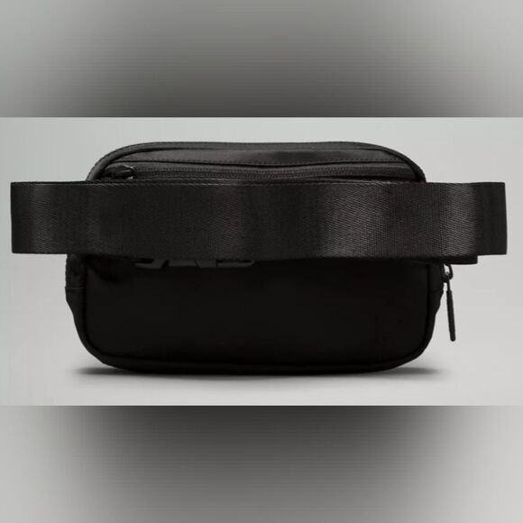 Lululemon Everywhere Beltbag 1L color- Black/Black New! - Picture 2 of 4